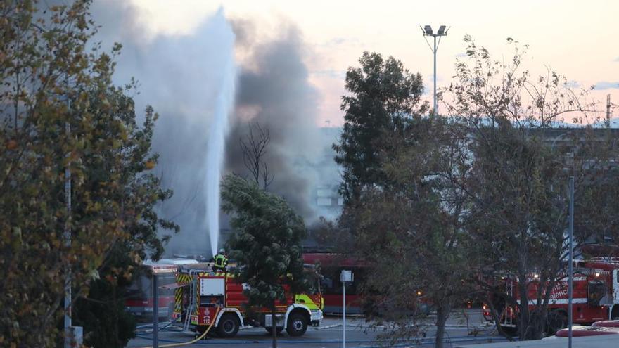 Incendio en València: el fuego devora al menos una docena de autobuses de la EMT