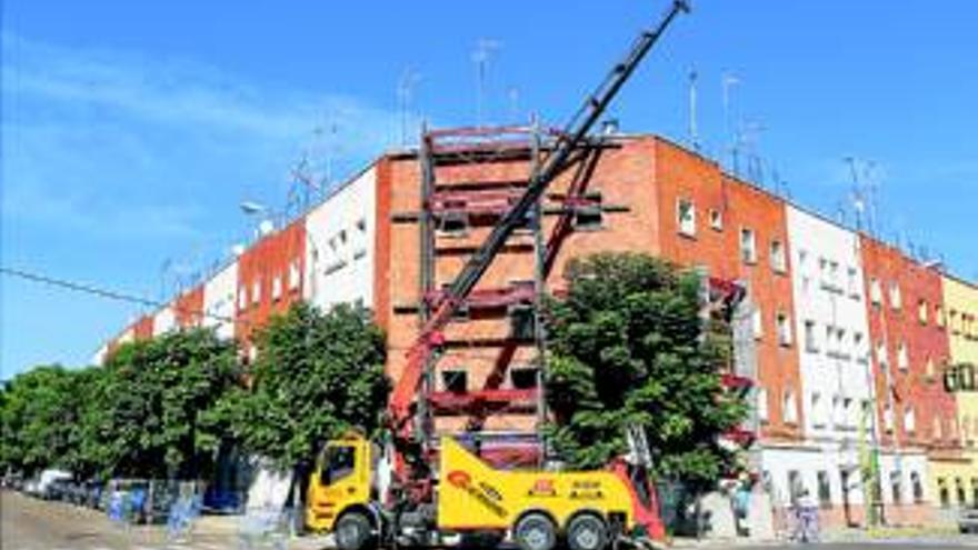 Apuntalan un edificio de la calle Rivillas por seguridad