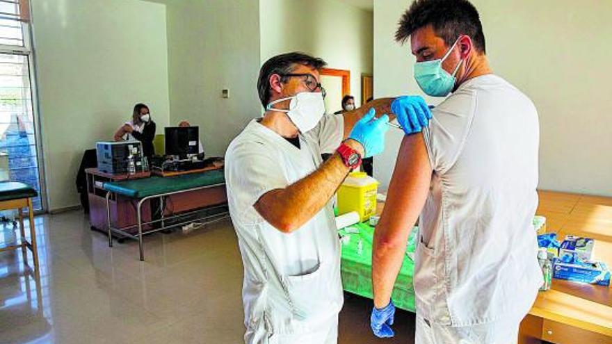 Segunda vacuna para los sanitarios de un centro de salud de Alicante. | RAFA ARJONES