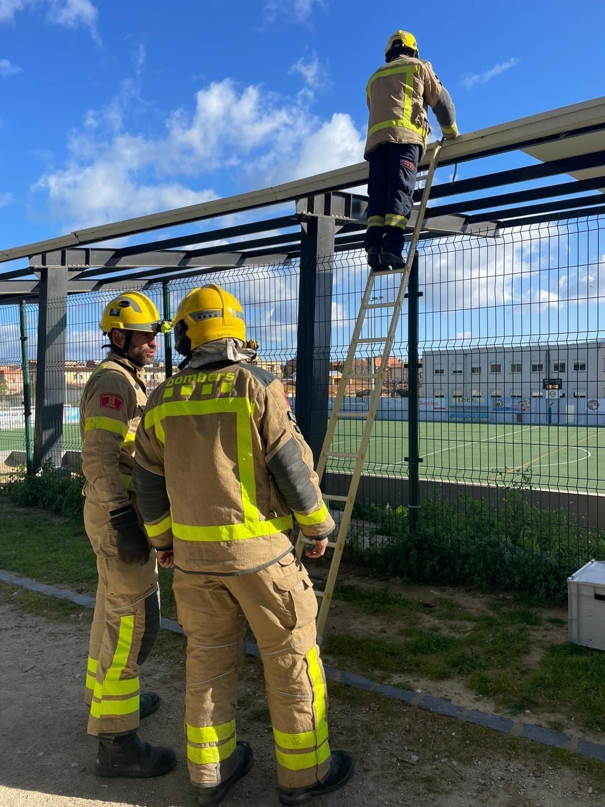 Els Bombers fent una actuació a Castelló d'Empúries, ahir