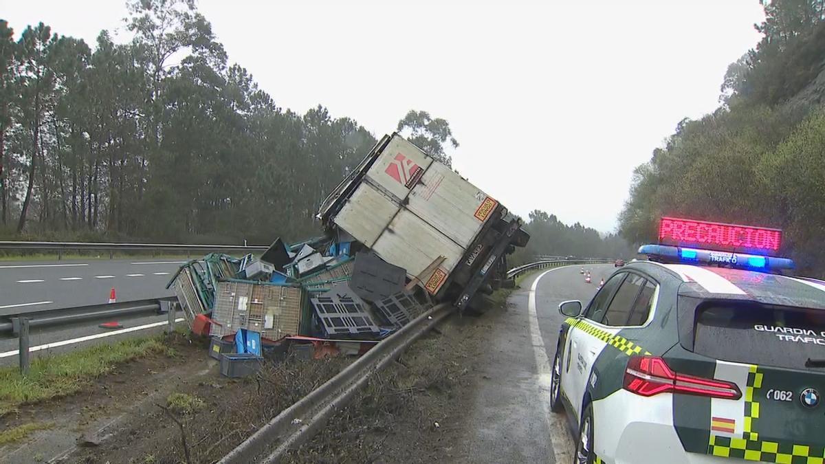 El camión volcado en la A-52 en Ponteareas.