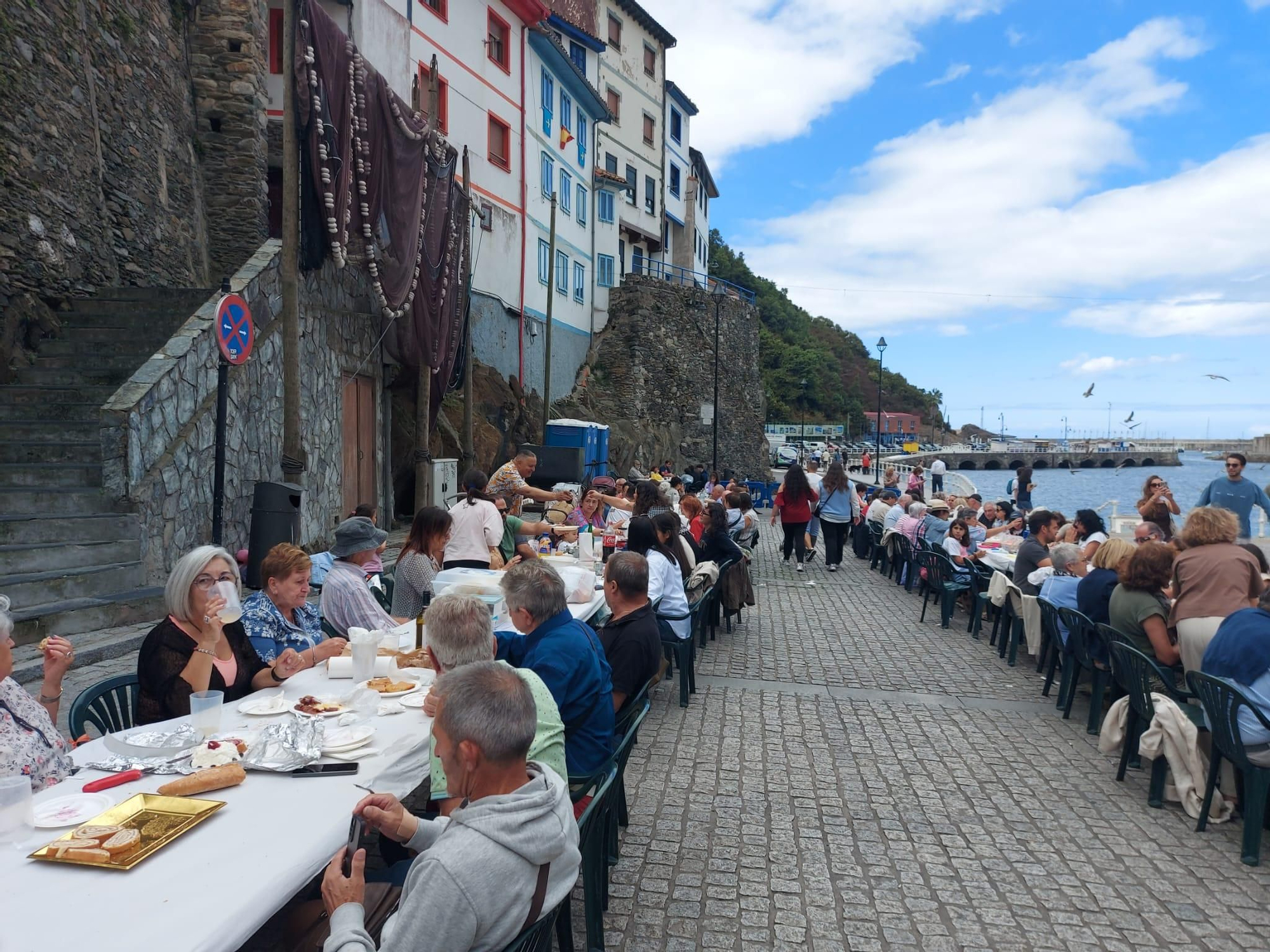 En imágenes: En imágenes: Más de 1.200 personas participan en la tercera comida en la calle de Cudillero
