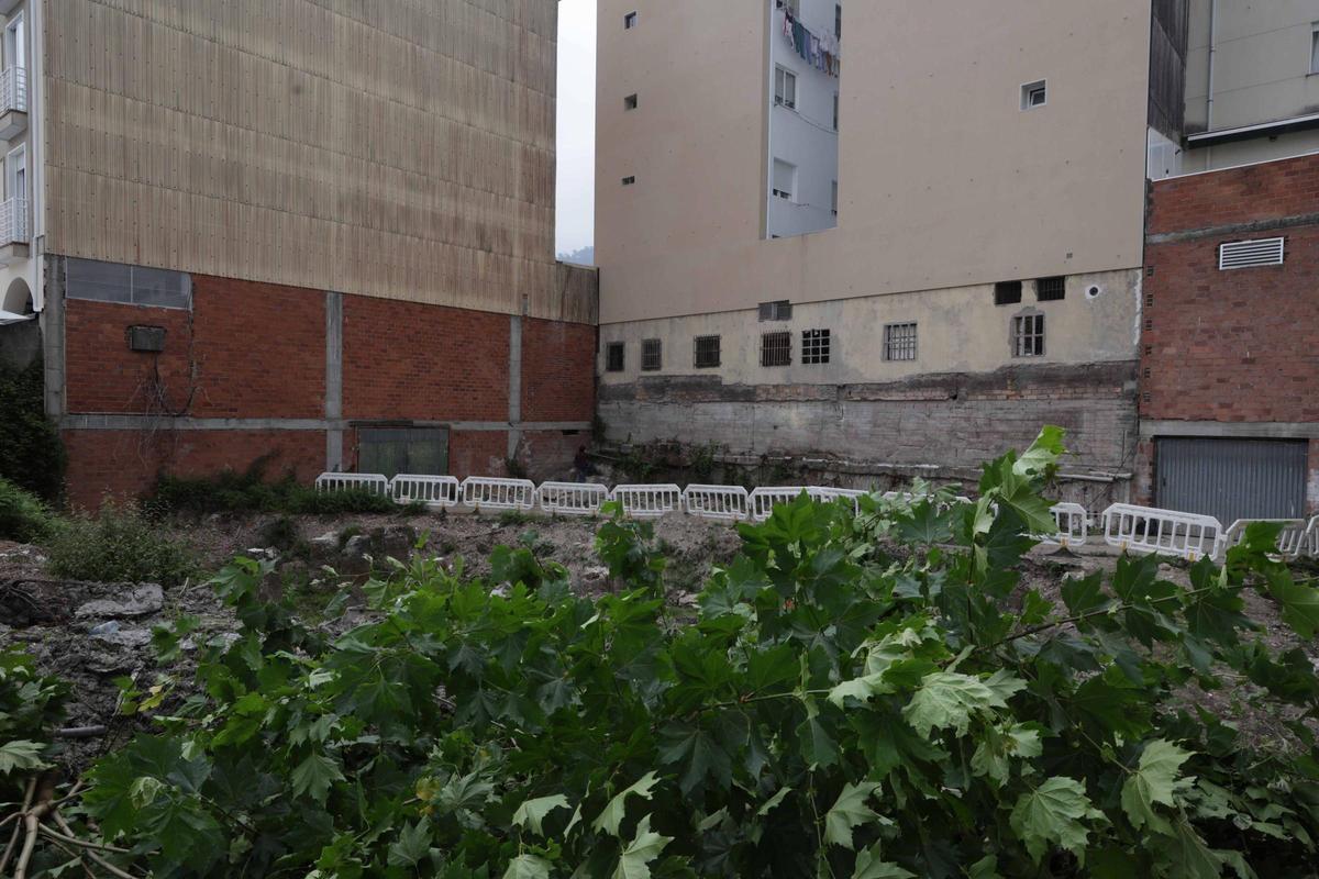 Interior del solar en el que se construirá la nueva promoción de viviendas en la Praza Massó.