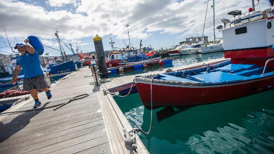 Imagen de un puerto de pescadores, con los buques atuneros al fondos, en la isla de Tenerife.