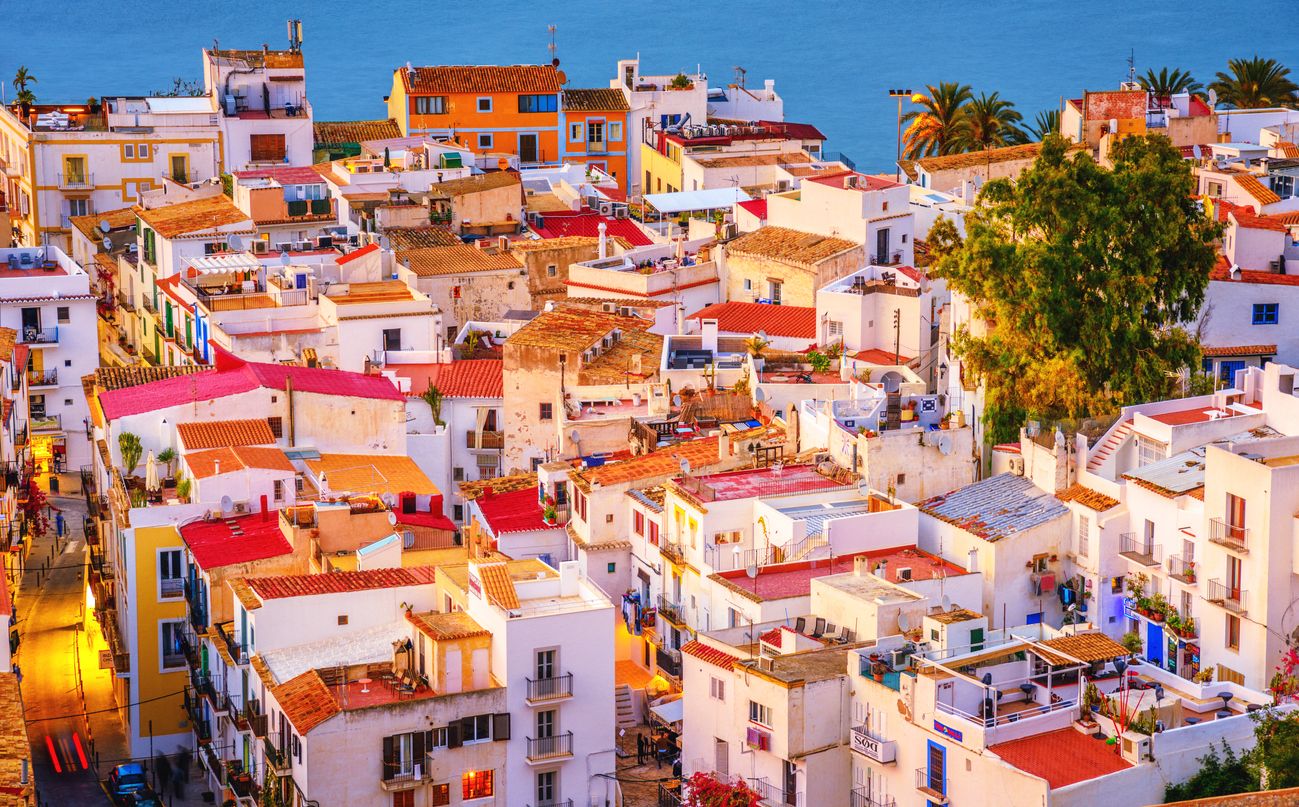 Colorido centro de la ciudad de Ibiza