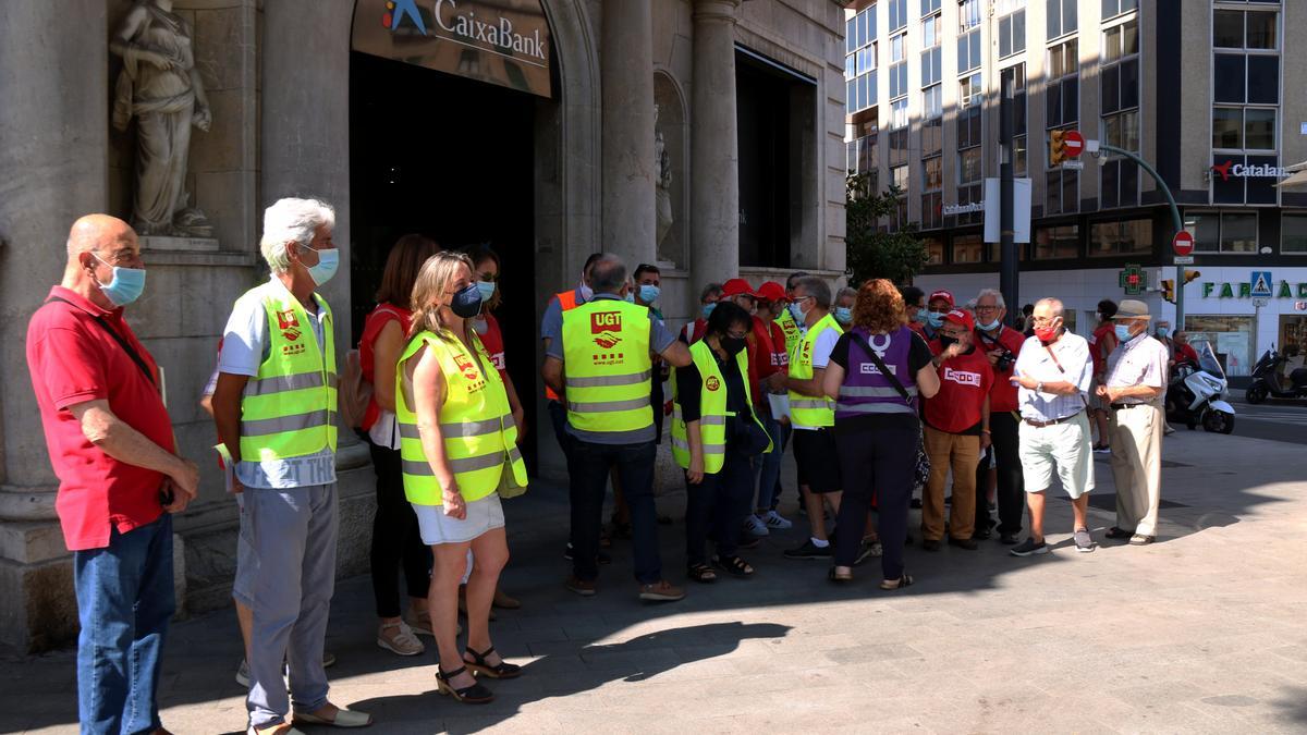 Imatge d&#039;arxiu de pensionistes i jubilats protestant davant l&#039;oficina de la Caixa a la rambla de Tarragona