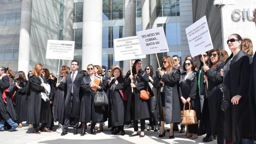 Cerca de 50 letrados del Turno de Oficio se concentraron ayer a las puertas de la Ciudad de la Justicia de Murcia.