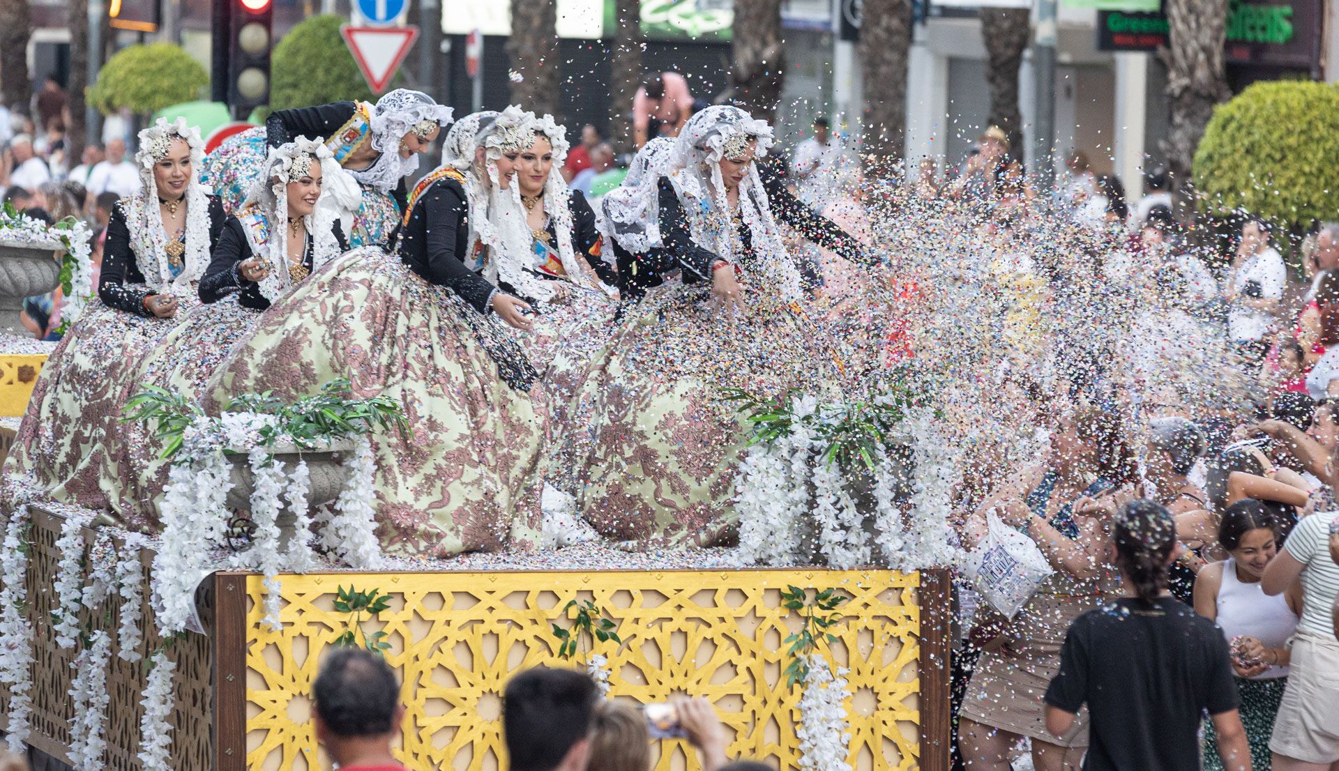 HOGUERAS DE ALICANTE | Un Coso Multicolor de menos a más