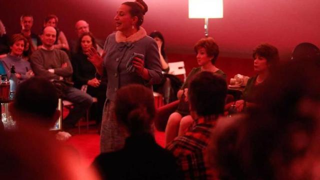 Un momento de la representación de "MBig", el viernes, en el "foyer" del Niemeyer.
