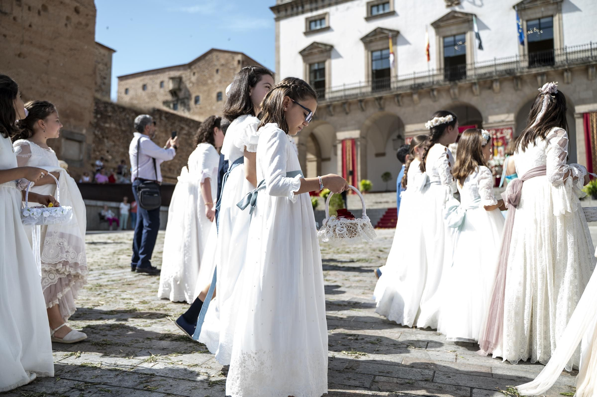 El calor da un respiro al Corpus de Cáceres: búscate en estas fotos