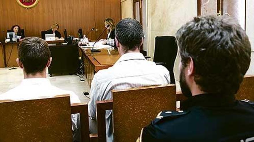 Los condenados por trata de seres humanos durante el juicio celebrado en la Audiencia.