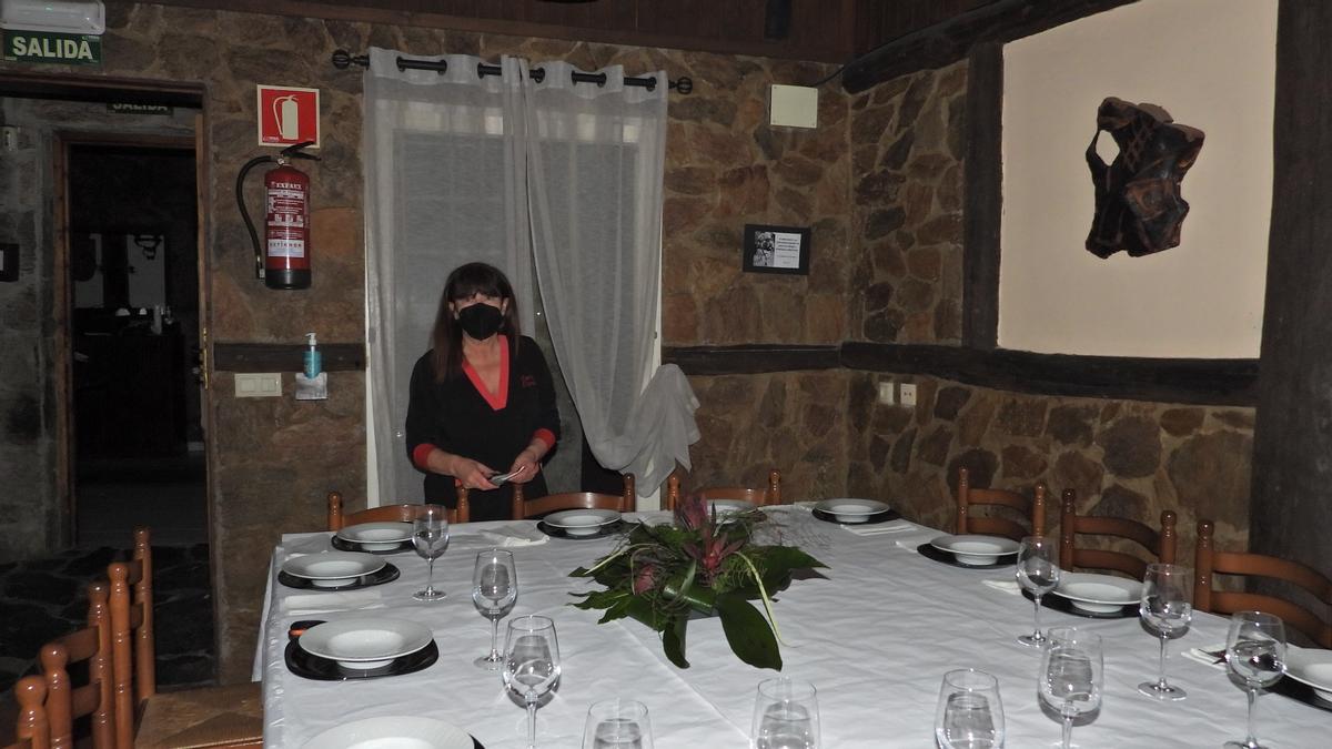 Elena González regenta el restaurante Casa Elena en Souteliño, Laza. // FERNANDO CASANOVA