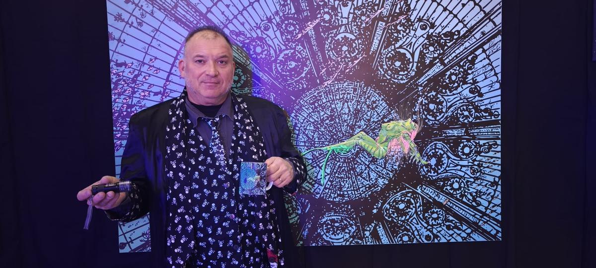 L'artista amb una de les obres exposades a París