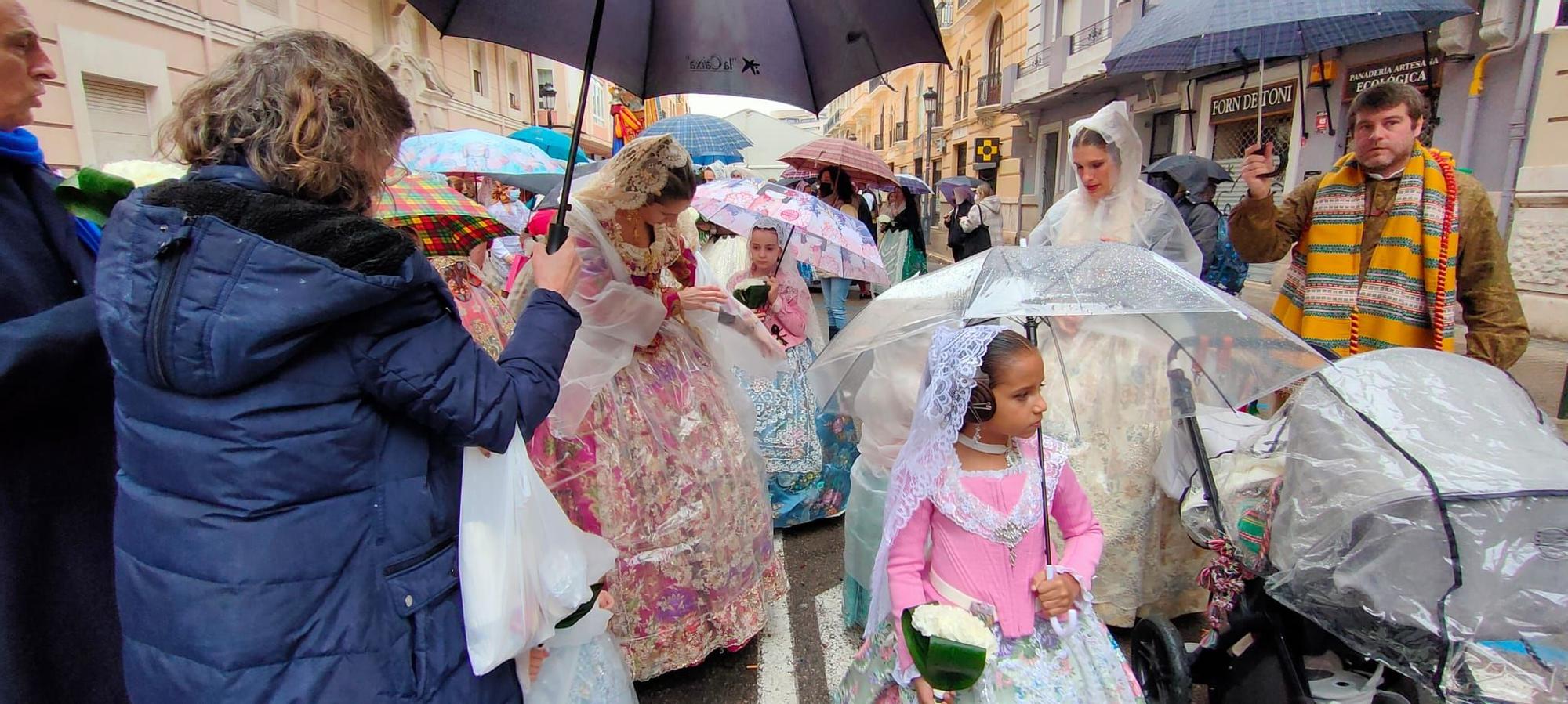 Desfile de chubasqueros y paraguas antes la Mare de Déu