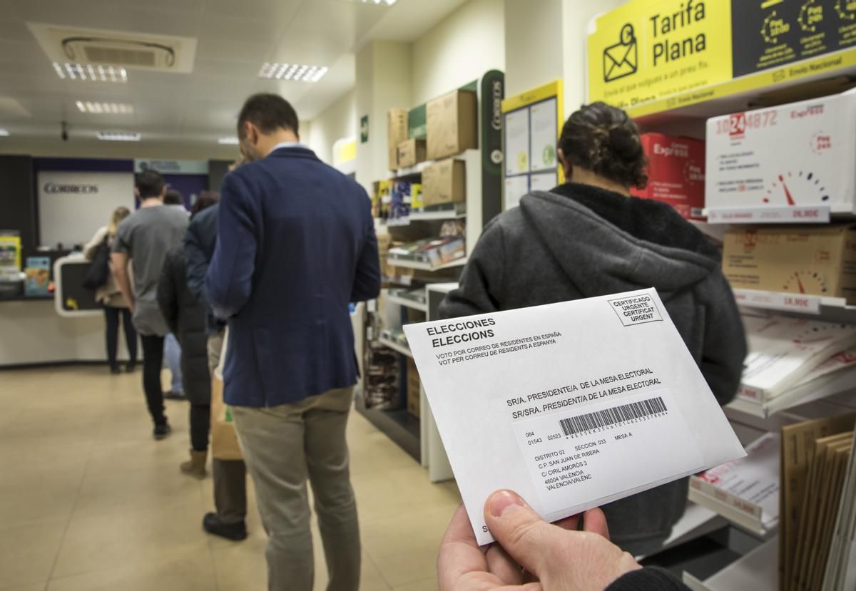 Imagen de una cola para votar por correo en la Ciudad Autónoma de Melilla