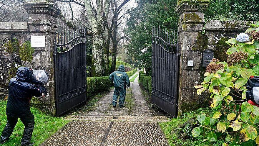 Un guardia civil a la entrada del pazo de Meirás.