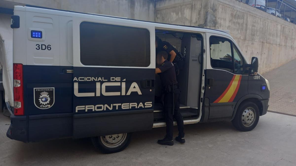 Un hombre destroza un local okupado en Ibiza