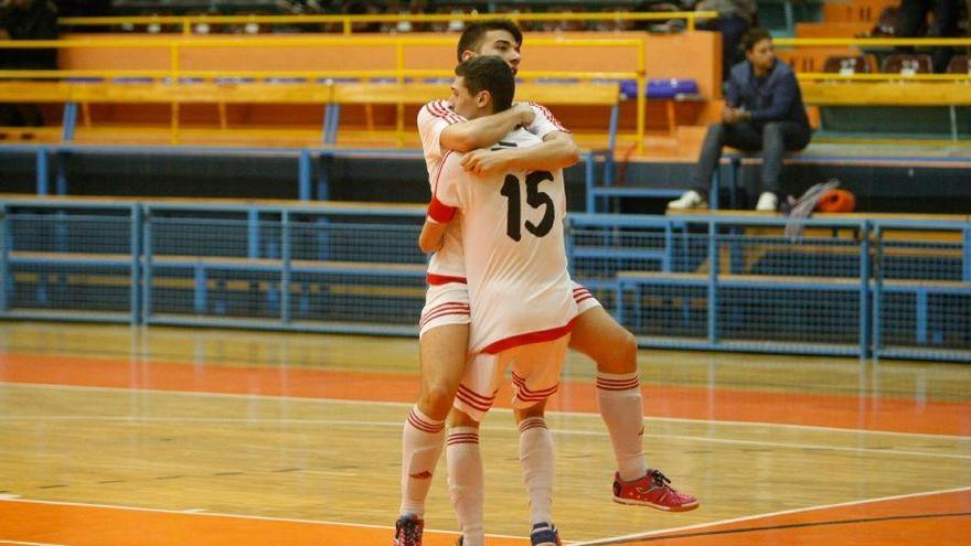 Los jugadores celebran un gol.