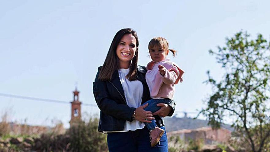 Teté Garcia Lázaro con su 
hija Valentina en Alcublas.  fernando bustamante