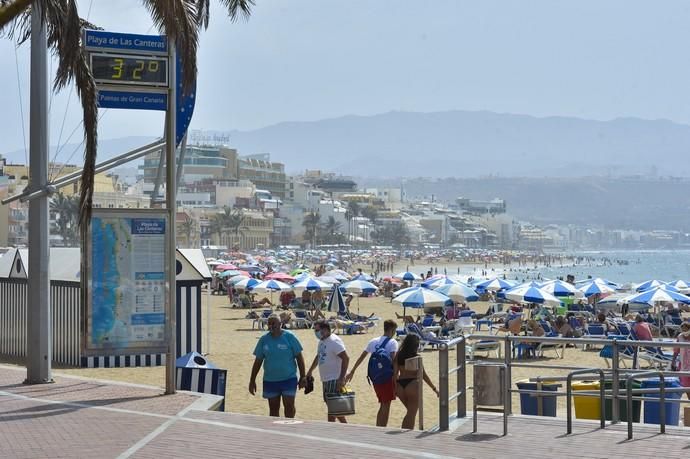 08-09-2020 LAS PALMAS DE GRAN CANARIA. Ambiente en la playa de Las Canteras por el festivo. Fotógrafo: ANDRES CRUZ  | 08/09/2020 | Fotógrafo: Andrés Cruz