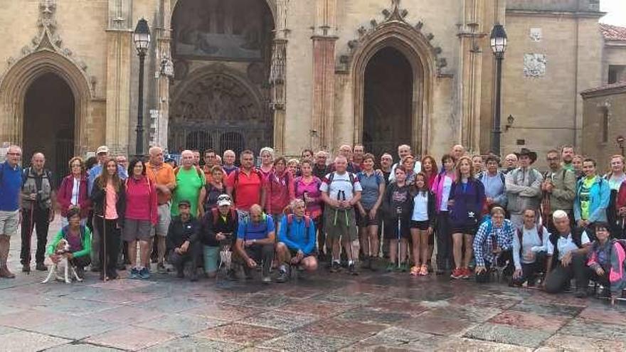 Arriba, salida de la comitiva de la Catedral. Debajo, la partida desde Santa Eulalia de Morcín. En el centro, prueba de tiro de cuerda. Sobre estas líneas, los dos romeros más jóvenes: la riosellana Paula Valdés, de 12 años, y el morciniego Julián Fernández, de 11. Debajo, romeros en la marcha, de descanso en el "mayáu", con la capilla de abajo y Oviedo al fondo.