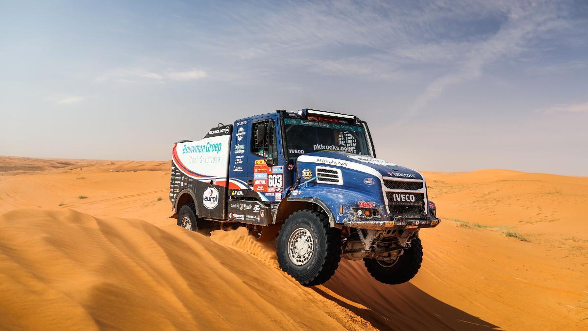 El camión de Van De Brink, Torrallardona y Van de Pol, en acción en el desierto saudí