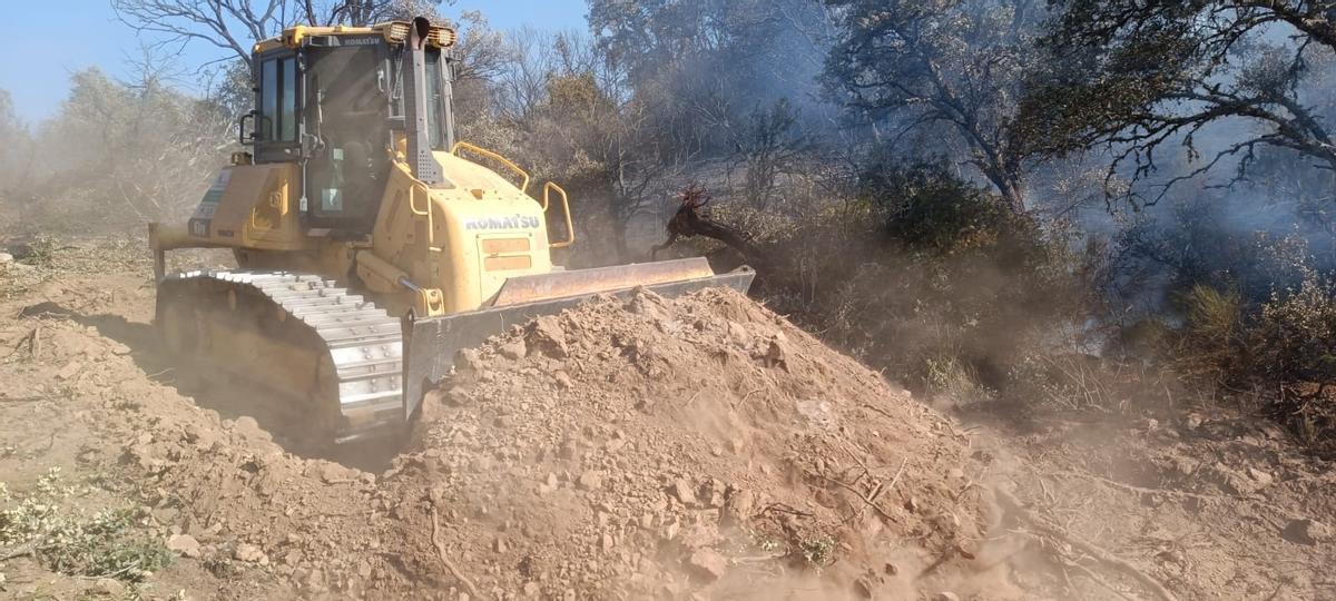 Maquinaria pesada en el incendio de Arribes