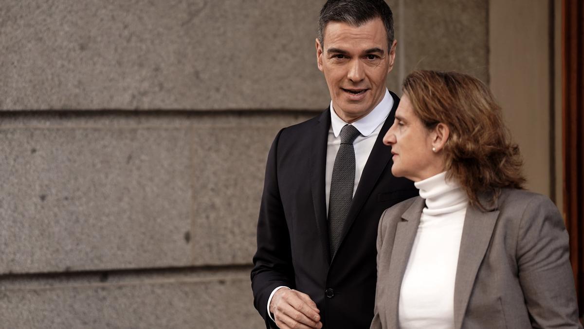 El presidente del Gobierno, Pedro Sánchez, junto a la vicepresidenta tercera, Teresa Ribera, abandonan el Congreso tras un pleno.