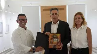 Miguel Induráin firma en el Libro de Honor de la ciudad de Eivissa
