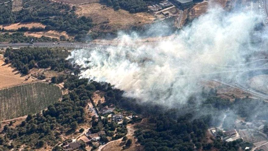L'incendi de vegetació forestal a Vilafranca del Penedès, a tocar del nucli de la Serreta