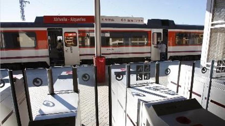 Un automotor diésel estacionado en la parada de Xirivella-Alqueries de la C-3 de Cercanías.