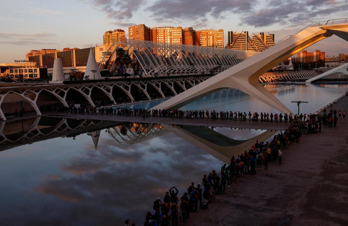 Voluntarios hacen cola para recibir instrucciones sobre cómo organizarse para brindar la mejor ayuda a los afectados por las inundaciones y las fuertes lluvias, en la Ciudad de las Artes y las Ciencias en Valencia, España, el 2 de noviembre de 2024. Voluntarios hacen cola para recibir instrucciones sobre cómo organizarse para brindar la mejor ayuda a los afectados por las inundaciones y las fuertes lluvias, en la Ciudad de las Artes y las Ciencias en Valencia, España, el 2 de noviembre de 2024.