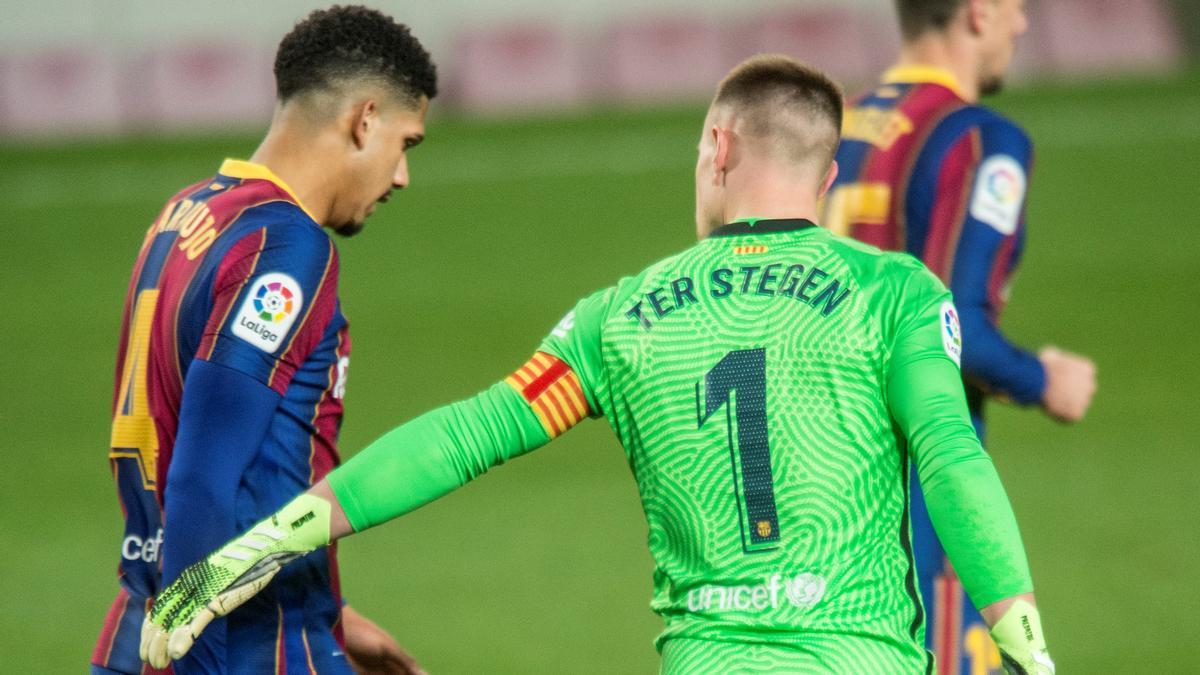 Ter Stegen consuela a Araujo tras su error en el partido ante el Eibar.