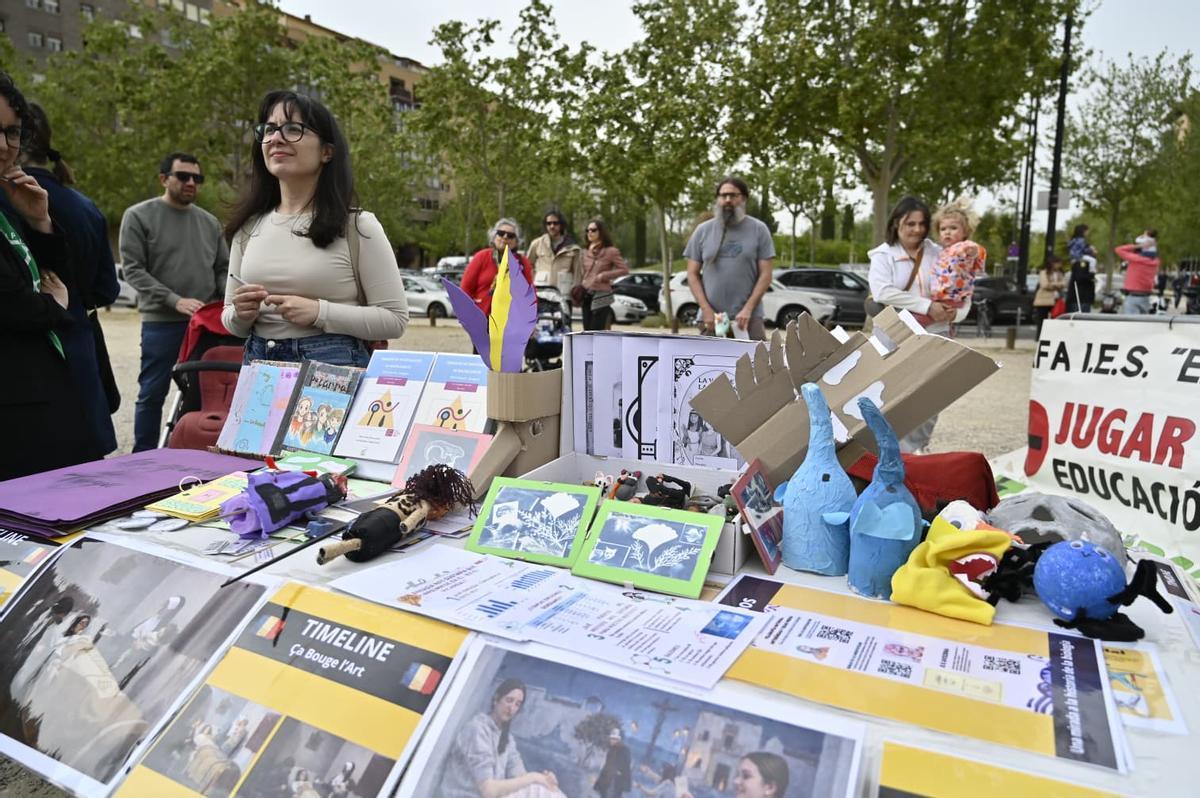 Mesas reivindicativas instaladas por las ampas.