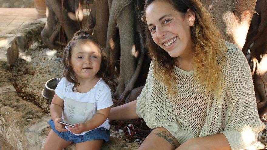 El feliz primer día de cole de Olaya, la niña de Xàbia con los huesos de cristal