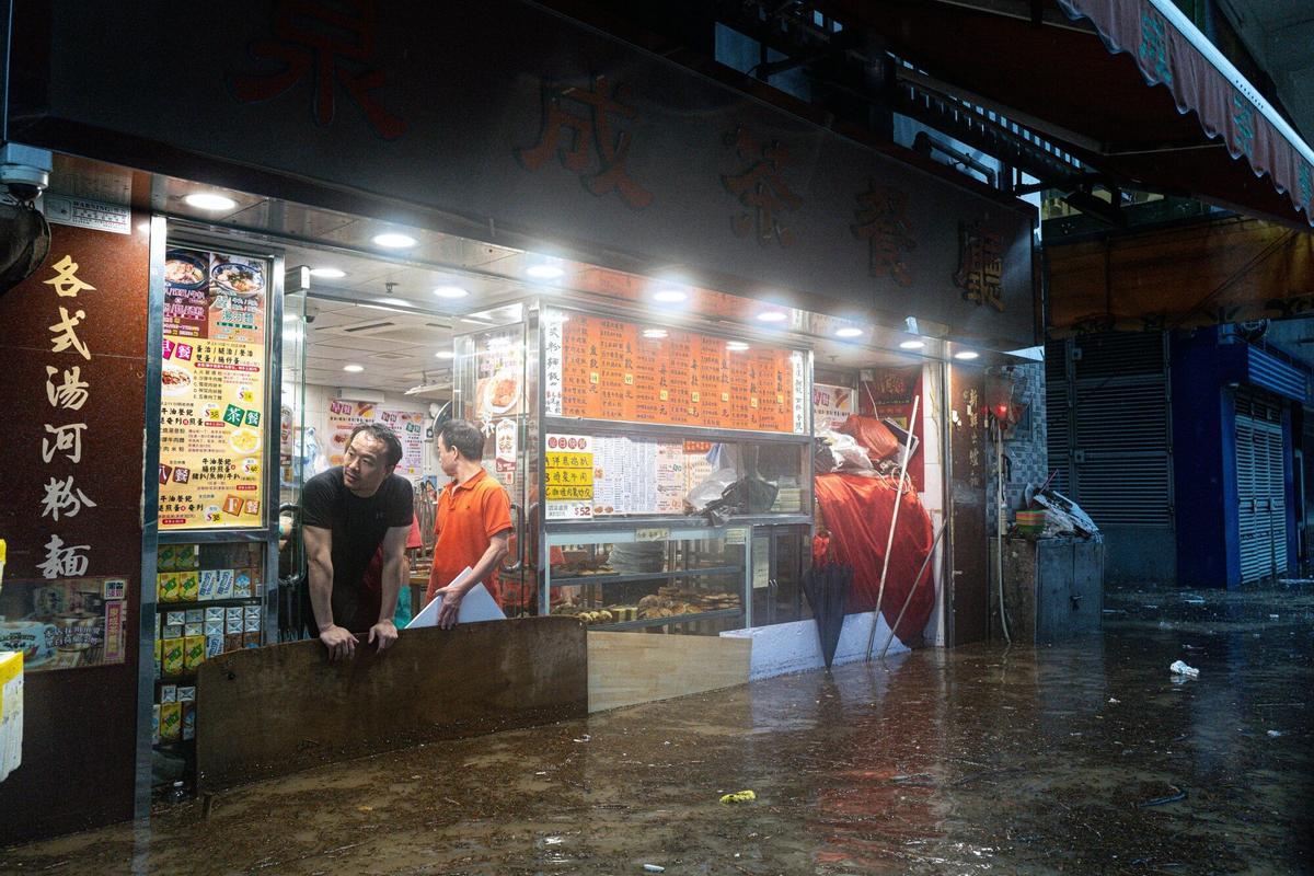 Hong Kong, gravemente inundado por el mayor temporal en 140 años