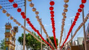 Los farolillos ya lucen este año en el Real de la Feria de Abril de Sevilla.