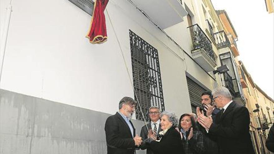 Una placa en Plasencia por donar un legado único