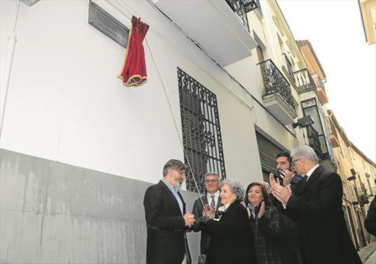 Una placa en Plasencia por donar un legado único
