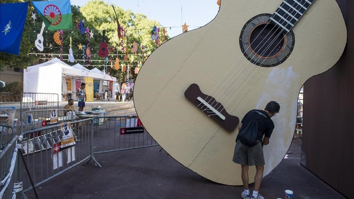 La gran guitarra de madera que preside la plaza del Poble Romaní para las fiestas de Gràcia.