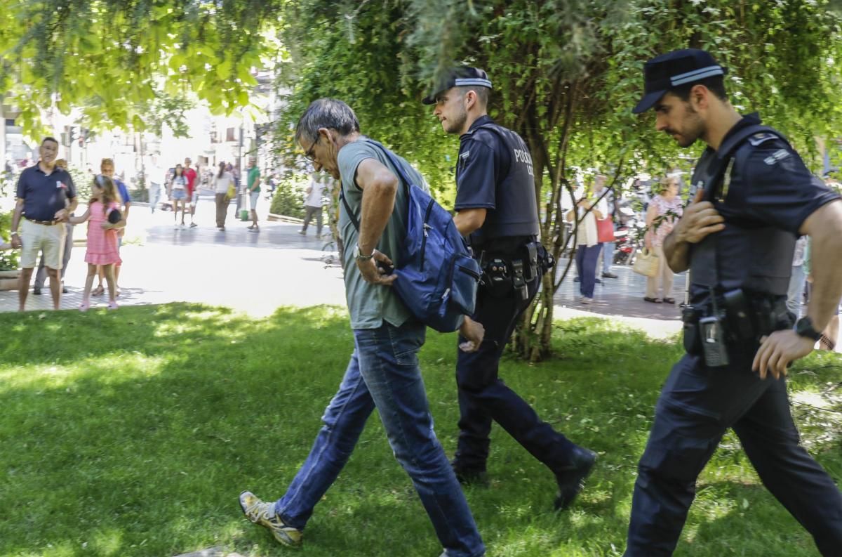 Cáceres noche: Cierra el DIA de Arturo Aranguren en el Cáceres del Hombre Pájaro