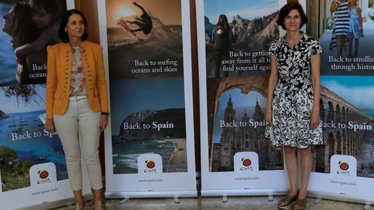 La ministra de Industria y Turismo, Reyes Maroto, y la exsecretaria de Estado de Turismo, Isabel Oliver, durante la presentación de la campaña de promoción de Turismo España.