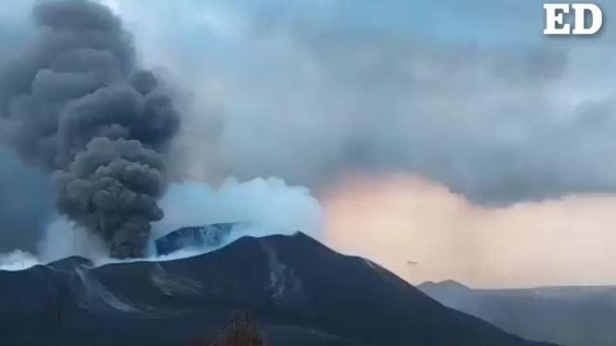 Emisión de gases y cenizas en el volcán de La Palma