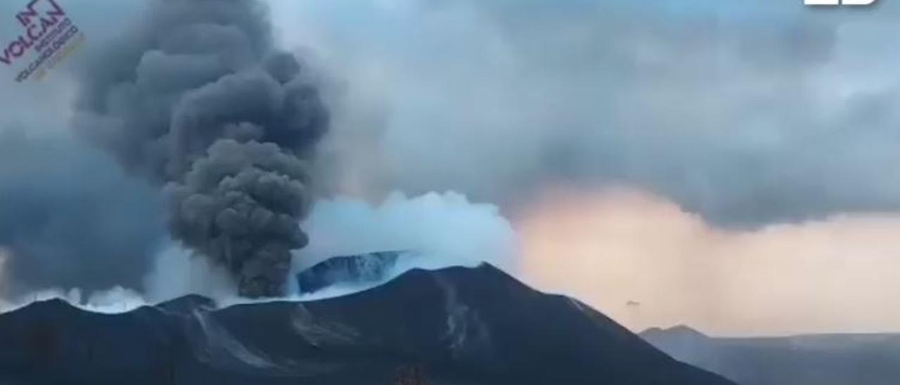 Emisión de gases y cenizas en el volcán de La Palma