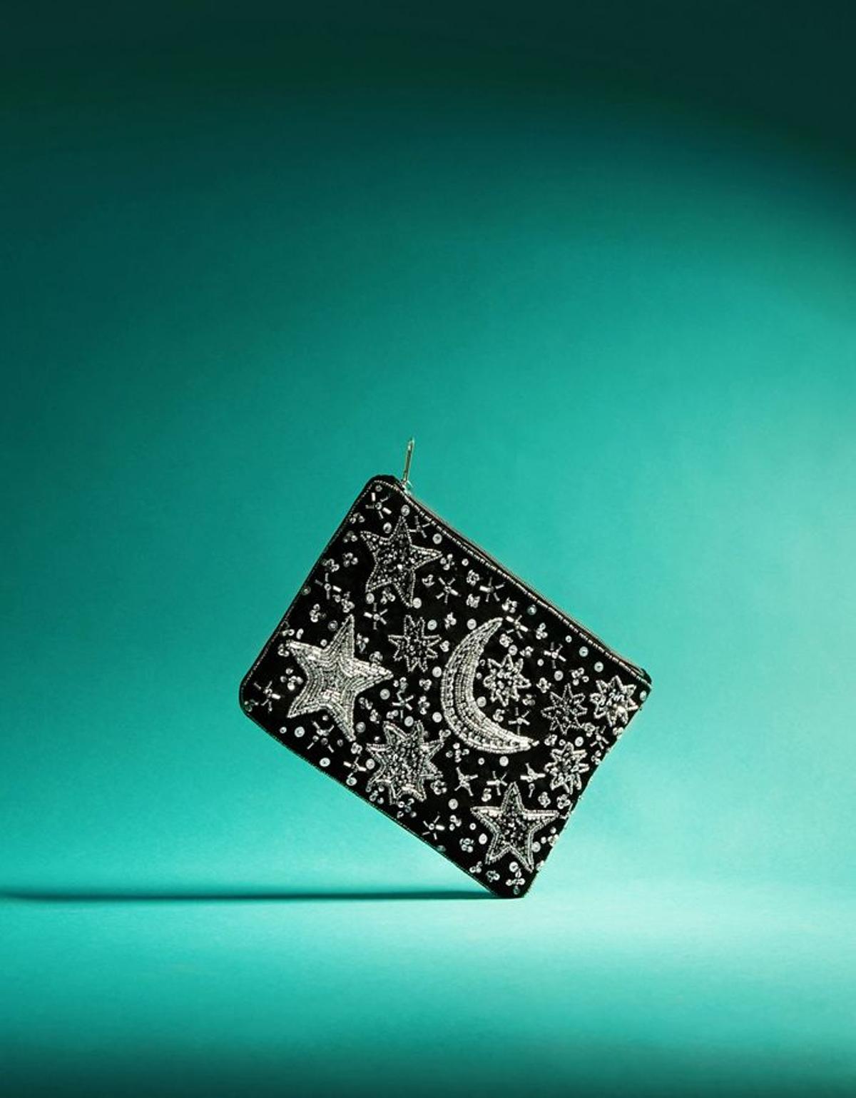 Estampado sideral: 'clutch' de Bershka