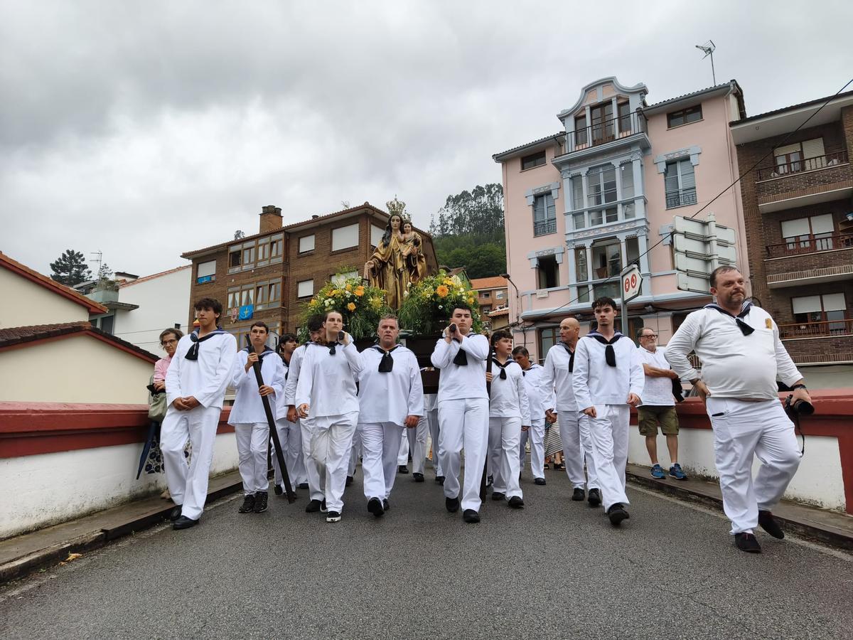 Así fue la multitudinaria procesión del Carmen en San Esteban, en Muros de Nalón