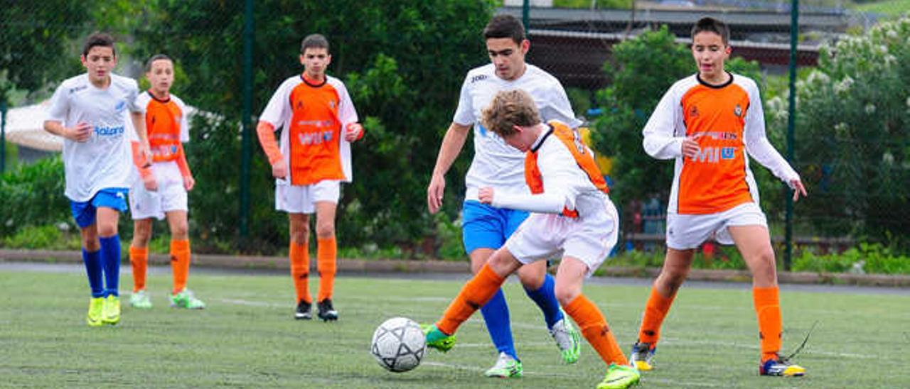 Un jugador del Acodetti supera a un rival.