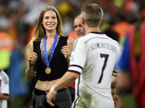 Sarah Brandner felicita a su novio Bastian Schweinsteiger
