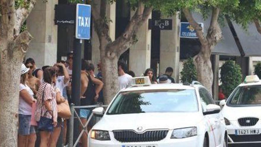 Un grupo de personas hace cola en la parada de taxis de la avenida Bartomeu Roselló.