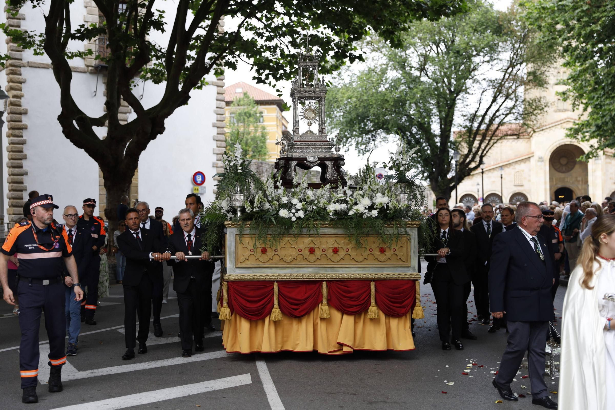 Pétalos, incienso, niños... así fue la procesión del Corpus Christi en Gijón (en imágenes)